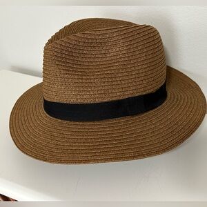 Sun hat with black belt